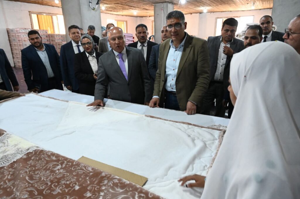 fb_img_17505823283832571582869987054407-1024x681 نائب رئيس مجلس الوزراء للتنمية الصناعية وزير الصناعة والنقل يبحث مع محافظ الجيزة ومستثمري المنطقة أبرز المشكلات والتحديات بالمنطقة وسبل حلها