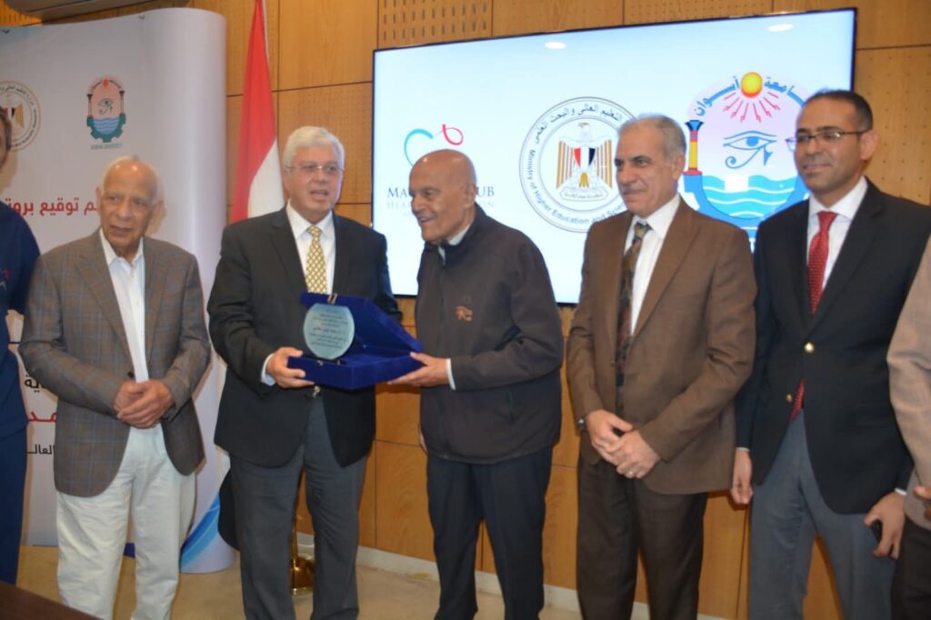 fb_img_17505826805131207651903820458261-1024x682 وزير التعليم العالي والبروفيسور مجدي يعقوب يشهدان توقيع بروتوكول تعاون بين جامعة أسوان ومؤسسة مجدي يعقوب لأمراض وأبحاث القلب