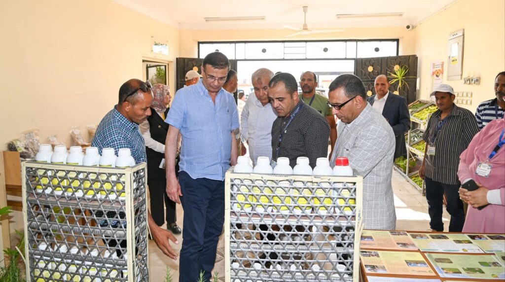 fb_img_17505827741586997062613475954007-1024x572 وزيرا الري والزراعة يتفقدان المعمل المركزي للمياه الجوفية ومركز التنمية المستدامة لموارد الوادي الجديد بمركز بحوث الصحراء وأكبر مزرعة لإنتاج التمور في العالم