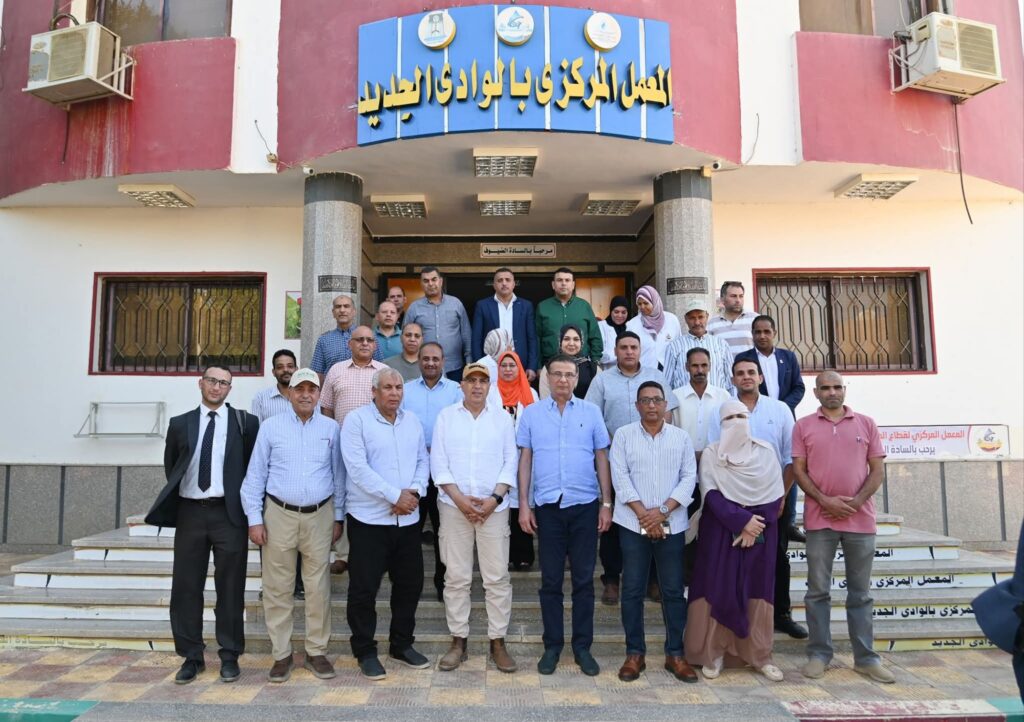 fb_img_1750582775872813738540905351450-1024x722 وزيرا الري والزراعة يتفقدان المعمل المركزي للمياه الجوفية ومركز التنمية المستدامة لموارد الوادي الجديد بمركز بحوث الصحراء وأكبر مزرعة لإنتاج التمور في العالم