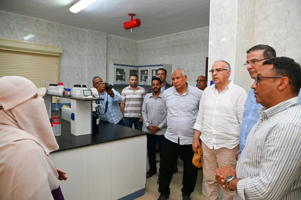 fb_img_17505827775933575655973993862439-1024x681 وزيرا الري والزراعة يتفقدان المعمل المركزي للمياه الجوفية ومركز التنمية المستدامة لموارد الوادي الجديد بمركز بحوث الصحراء وأكبر مزرعة لإنتاج التمور في العالم