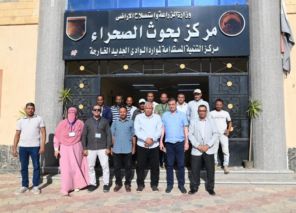 fb_img_1750582785920216581750006221310-1024x737 وزيرا الري والزراعة يتفقدان المعمل المركزي للمياه الجوفية ومركز التنمية المستدامة لموارد الوادي الجديد بمركز بحوث الصحراء وأكبر مزرعة لإنتاج التمور في العالم