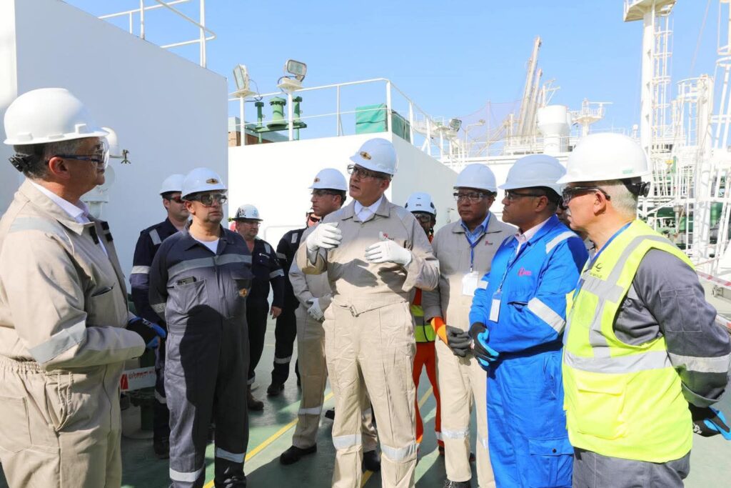 fb_img_17508339477591157503368555481493-1024x683 ❇️ *المهندس كريم بدوى وزير البترول والثروة المعدنية خلال تفقده المراحل النهائية لاعمال تجهيزات سفينة التغييز "Energos Eskimo"* :