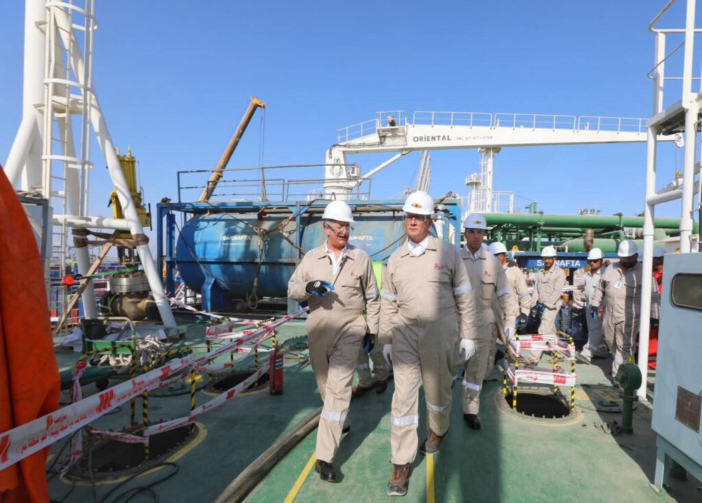 fb_img_17508339506986528021144792638239-1024x734 ❇️ *المهندس كريم بدوى وزير البترول والثروة المعدنية خلال تفقده المراحل النهائية لاعمال تجهيزات سفينة التغييز "Energos Eskimo"* :