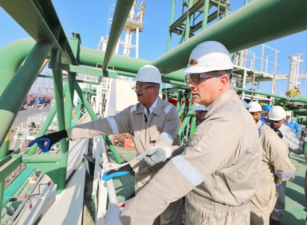 fb_img_17508339537098354581784502426587-1024x752 ❇️ *المهندس كريم بدوى وزير البترول والثروة المعدنية خلال تفقده المراحل النهائية لاعمال تجهيزات سفينة التغييز "Energos Eskimo"* :