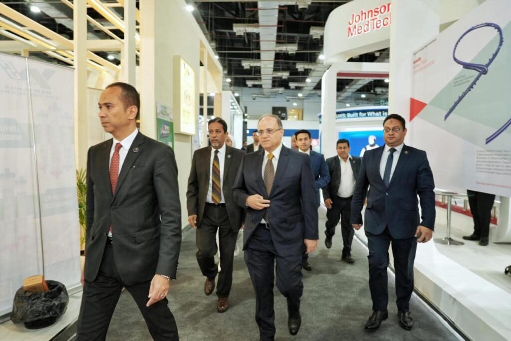 fb_img_1750966282135632077075216984975-1024x684 ضمن فعاليات المعرض والمؤتمر الطبي الإفريقي..- رئيس هيئة الدواء المصرية يتفقد جناح الهيئة بالمعرض الطبي الإفريقي