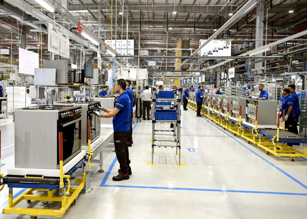 fb_img_17511035278287152705107845692131-1024x732 رئيس الوزراء يفتتح مصنعًا للأجهزة المنزلية ومستودعًا ضخمًا لإحدى شركات التجارة الإلكترونية الرائدة في أفريقيا