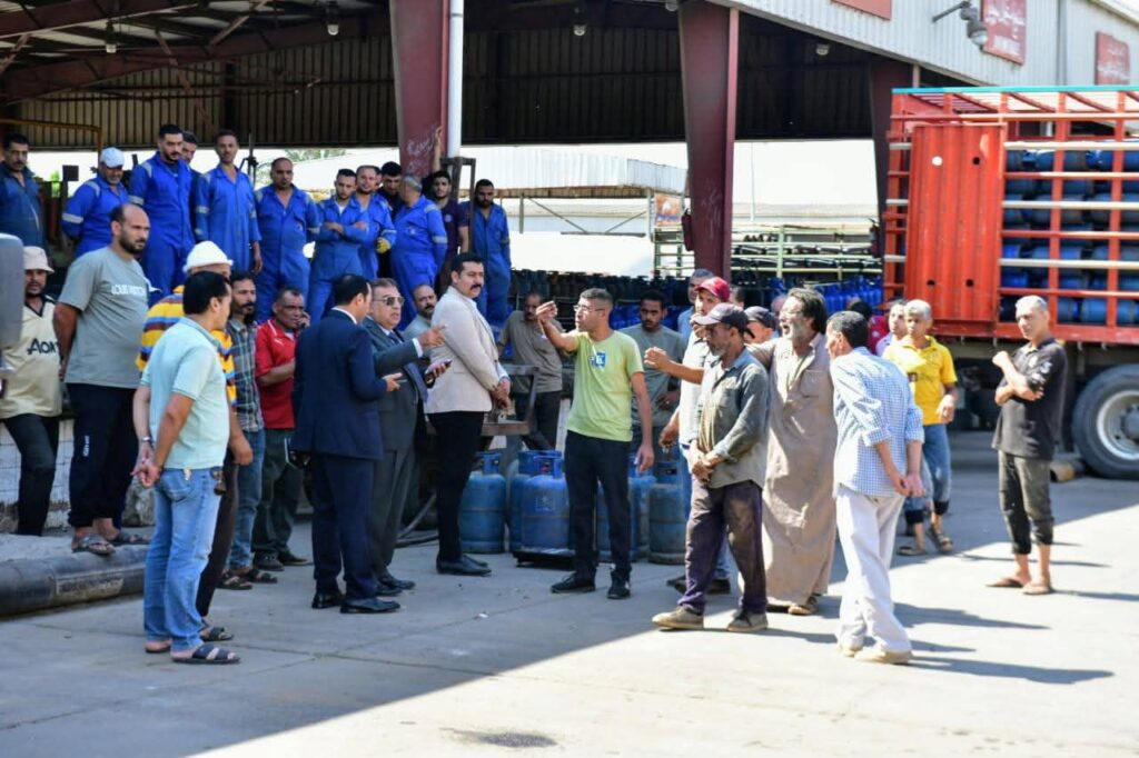 fb_img_17511071276386135088190139965702-1024x682 محافظ الدقهلية يفاجئ محطة غاز بسنديلة من جديد ويقرر:- تكليف وكيل وزارة التموين بتحرير محضر بواقعة التلاعب في أوزان اسطوانات الغاز - تكليف وكيل وزارة التموين للتنسيق مع مصلحة الدمغة والموازين لمراجعة معايرة موازين المحطة