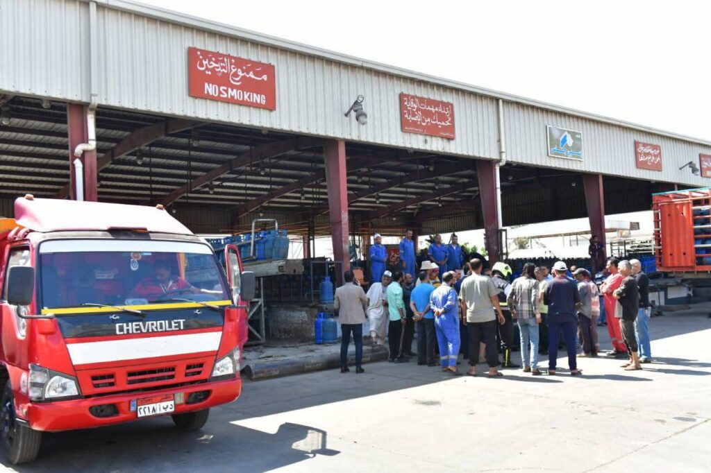 fb_img_17511071356176666203743119473856-1024x682 محافظ الدقهلية يفاجئ محطة غاز بسنديلة من جديد ويقرر:- تكليف وكيل وزارة التموين بتحرير محضر بواقعة التلاعب في أوزان اسطوانات الغاز - تكليف وكيل وزارة التموين للتنسيق مع مصلحة الدمغة والموازين لمراجعة معايرة موازين المحطة