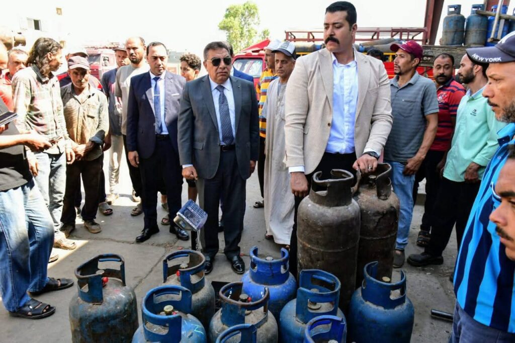 fb_img_17511071359052934971990423298464-1024x682 محافظ الدقهلية يفاجئ محطة غاز بسنديلة من جديد ويقرر:- تكليف وكيل وزارة التموين بتحرير محضر بواقعة التلاعب في أوزان اسطوانات الغاز - تكليف وكيل وزارة التموين للتنسيق مع مصلحة الدمغة والموازين لمراجعة معايرة موازين المحطة