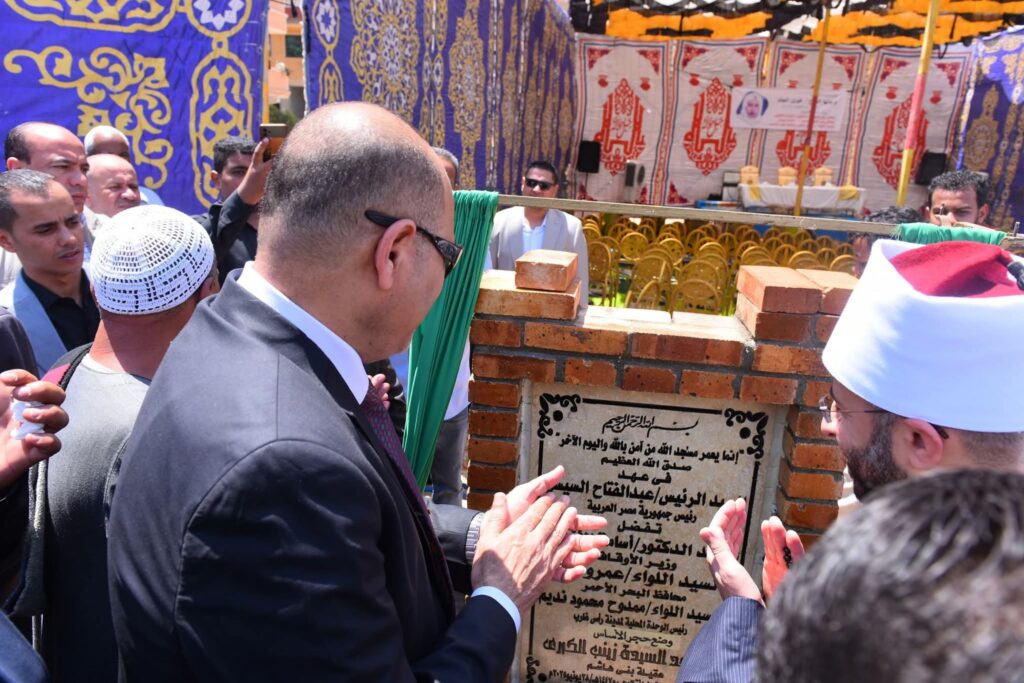 fb_img_17511130141275944898099977284361-1024x683 وزيرا الأوقاف والعمل في زيارة إلى منطقة رأس غارب- الوزيران يضعان حجر الأساس لبناء مسجد برأس غارب بتبرع من رجل أعمال