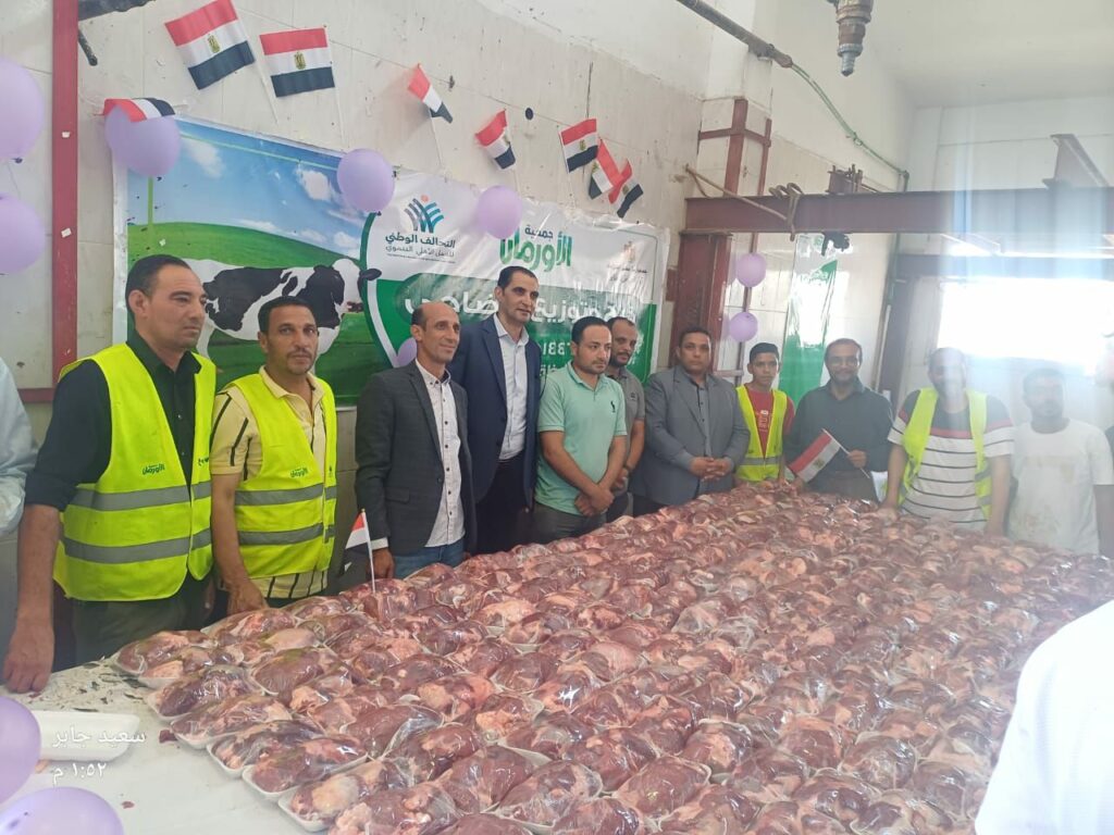 img-20250609-wa00487409639889329088291-1024x768 جمعية الأورمان بقيادة اللواء ممدوح شعبان رئيس مجلس الإدارة وفريق العمل المميز بقطاع البحيرة. استمر لليوم الرابع على التوالي في توصيل الفرحه للمستفيدين المستحقين من أبناء المحافظة .فقد استفادت حوالي تسعة آلاف أسرةعلى مدار الاربعة ايام فقد تم ذبح 48 عجل بواقع 12 عجل يوميا .