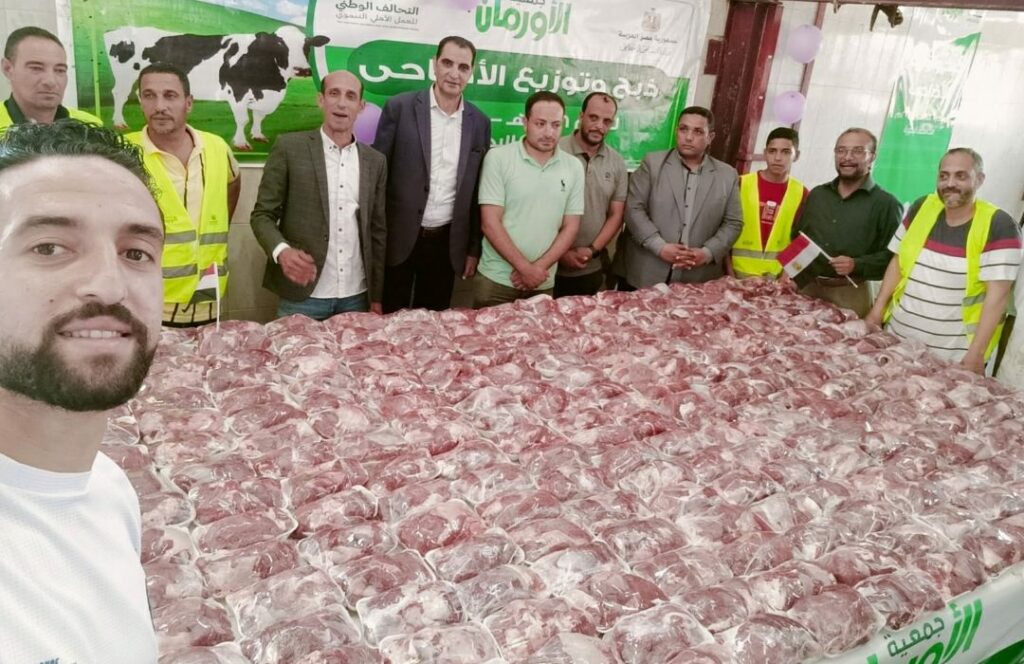 img_٢٠٢٥٠٦٠٩_٢٣٥١٥٧926640121673163413-1024x664 جمعية الأورمان بقيادة اللواء ممدوح شعبان رئيس مجلس الإدارة وفريق العمل المميز بقطاع البحيرة. استمر لليوم الرابع على التوالي في توصيل الفرحه للمستفيدين المستحقين من أبناء المحافظة .فقد استفادت حوالي تسعة آلاف أسرةعلى مدار الاربعة ايام فقد تم ذبح 48 عجل بواقع 12 عجل يوميا .
