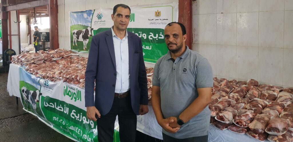 img_٢٠٢٥٠٦٠٩_٢٣٥٣٥٣786730921921430709-1024x498 جمعية الأورمان بقيادة اللواء ممدوح شعبان رئيس مجلس الإدارة وفريق العمل المميز بقطاع البحيرة. استمر لليوم الرابع على التوالي في توصيل الفرحه للمستفيدين المستحقين من أبناء المحافظة .فقد استفادت حوالي تسعة آلاف أسرةعلى مدار الاربعة ايام فقد تم ذبح 48 عجل بواقع 12 عجل يوميا .