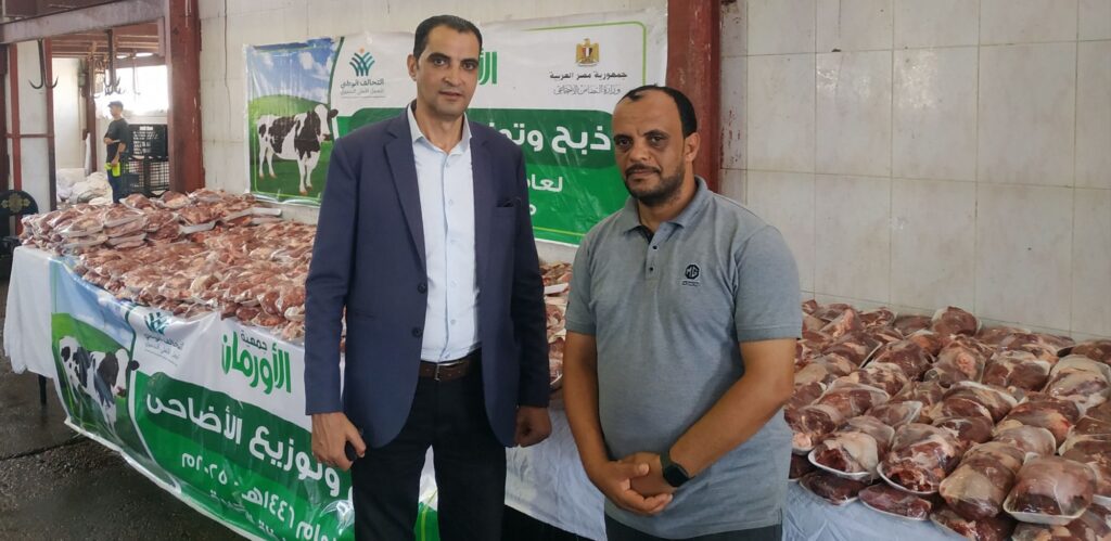 img_٢٠٢٥٠٦٠٩_٢٣٥٤٣٤2892775774405368313-1024x499 جمعية الأورمان بقيادة اللواء ممدوح شعبان رئيس مجلس الإدارة وفريق العمل المميز بقطاع البحيرة. استمر لليوم الرابع على التوالي في توصيل الفرحه للمستفيدين المستحقين من أبناء المحافظة .فقد استفادت حوالي تسعة آلاف أسرةعلى مدار الاربعة ايام فقد تم ذبح 48 عجل بواقع 12 عجل يوميا .