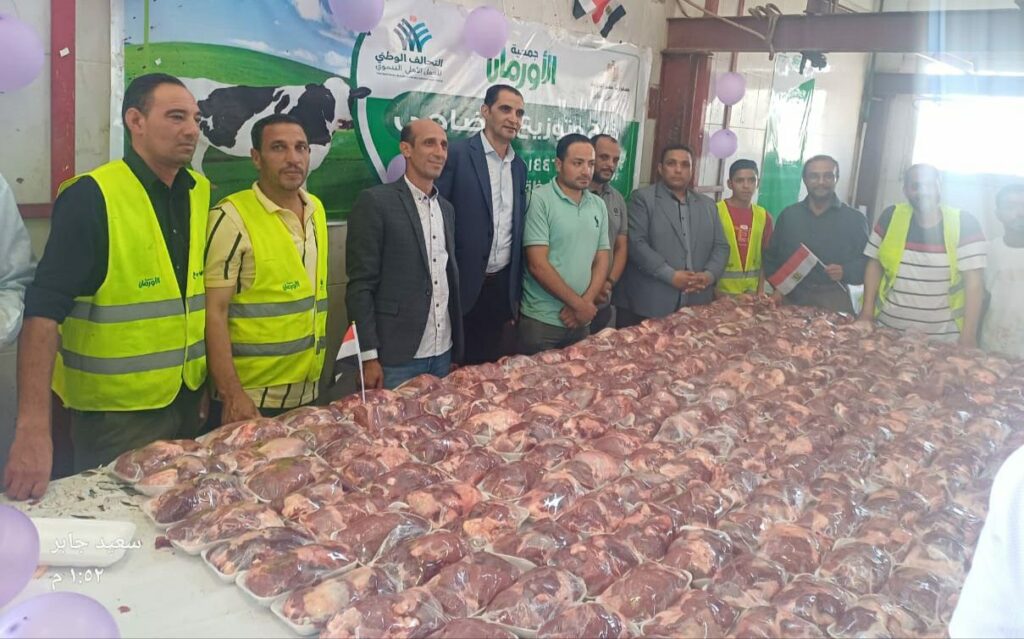 img_٢٠٢٥٠٦٠٩_٢٣٥٧٣٨4290327514817234979-1024x639 جمعية الأورمان بقيادة اللواء ممدوح شعبان رئيس مجلس الإدارة وفريق العمل المميز بقطاع البحيرة. استمر لليوم الرابع على التوالي في توصيل الفرحه للمستفيدين المستحقين من أبناء المحافظة .فقد استفادت حوالي تسعة آلاف أسرةعلى مدار الاربعة ايام فقد تم ذبح 48 عجل بواقع 12 عجل يوميا .