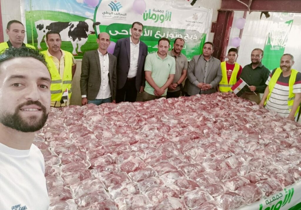 img_٢٠٢٥٠٦٠٩_٢٣٥٨٢٣4266792039095234174-1024x716 جمعية الأورمان بقيادة اللواء ممدوح شعبان رئيس مجلس الإدارة وفريق العمل المميز بقطاع البحيرة. استمر لليوم الرابع على التوالي في توصيل الفرحه للمستفيدين المستحقين من أبناء المحافظة .فقد استفادت حوالي تسعة آلاف أسرةعلى مدار الاربعة ايام فقد تم ذبح 48 عجل بواقع 12 عجل يوميا .