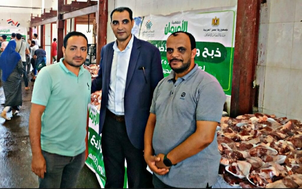 img_٢٠٢٥٠٦١٠_٠٠٣٠٣٠4416076335997461071-1024x640 جمعية الأورمان بقيادة اللواء ممدوح شعبان رئيس مجلس الإدارة وفريق العمل المميز بقطاع البحيرة. استمر لليوم الرابع على التوالي في توصيل الفرحه للمستفيدين المستحقين من أبناء المحافظة .فقد استفادت حوالي تسعة آلاف أسرةعلى مدار الاربعة ايام فقد تم ذبح 48 عجل بواقع 12 عجل يوميا .