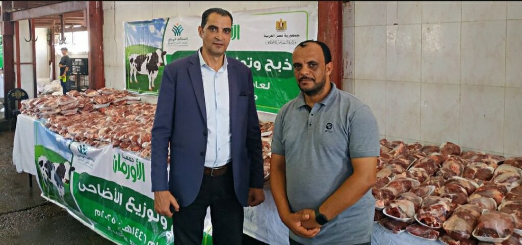 img_٢٠٢٥٠٦١٠_٠٠٣١٢٤2650821824729633242-1024x481 جمعية الأورمان بقيادة اللواء ممدوح شعبان رئيس مجلس الإدارة وفريق العمل المميز بقطاع البحيرة. استمر لليوم الرابع على التوالي في توصيل الفرحه للمستفيدين المستحقين من أبناء المحافظة .فقد استفادت حوالي تسعة آلاف أسرةعلى مدار الاربعة ايام فقد تم ذبح 48 عجل بواقع 12 عجل يوميا .
