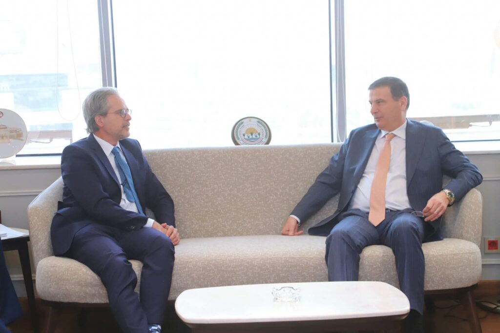 fb_img_17514397045542345657495456218452-1024x683 وزير الزراعة يستقبل المستشار الزراعي الهولندي لبحث سبل تعزيز التعاون المشترك🔳 اللقاء بحث التعاون في دعم وتمويل صغار المزارعين وتطوير التعاونيات والري ونقل الخبرات التكنولوجية الحديثة