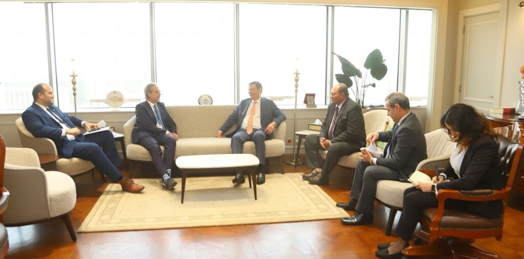 fb_img_1751439707433511147907996149594-1024x507 وزير الزراعة يستقبل المستشار الزراعي الهولندي لبحث سبل تعزيز التعاون المشترك🔳 اللقاء بحث التعاون في دعم وتمويل صغار المزارعين وتطوير التعاونيات والري ونقل الخبرات التكنولوجية الحديثة