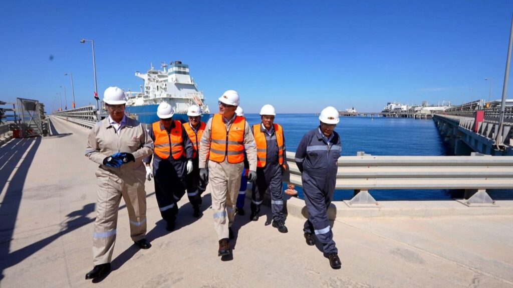 fb_img_17519034104031163026893292410308-1024x576 وزير البترول والثروة المعدنية يتفقد سفينتي استقبال الغاز الطبيعي بالعين السخنة