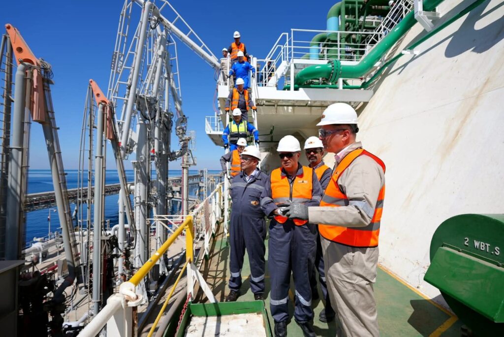 fb_img_17519034138733312287591200967255-1024x684 وزير البترول والثروة المعدنية يتفقد سفينتي استقبال الغاز الطبيعي بالعين السخنة