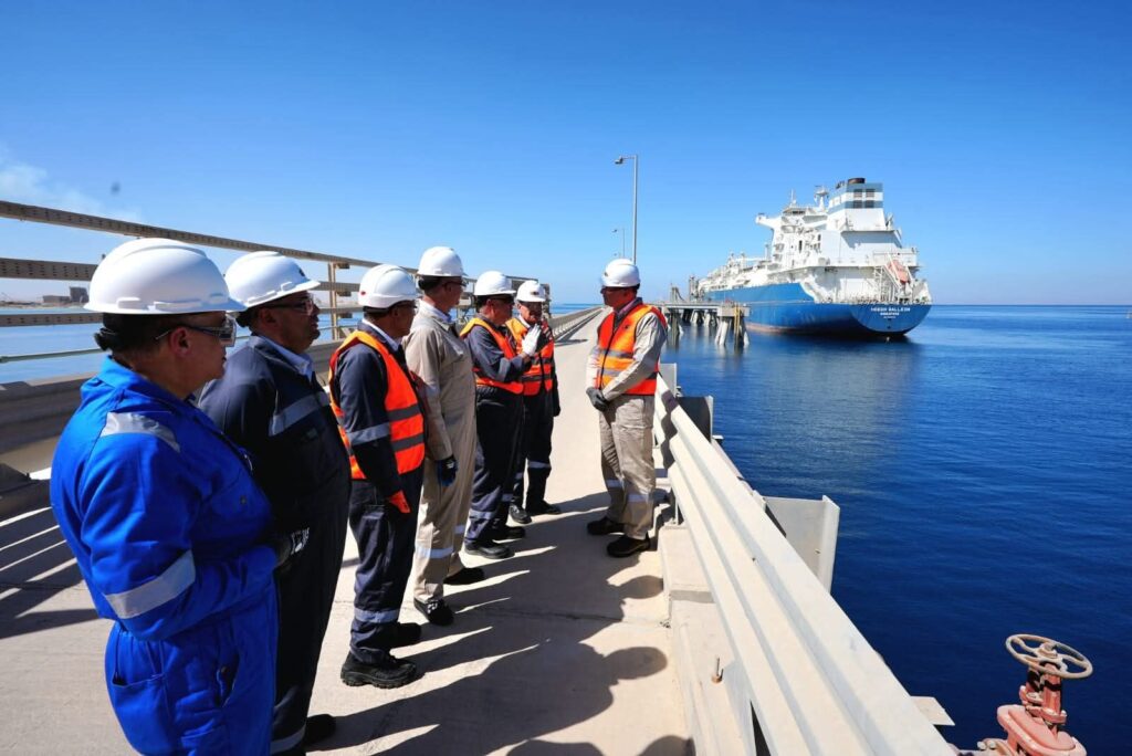 fb_img_17519034167933186131968533589018-1024x684 وزير البترول والثروة المعدنية يتفقد سفينتي استقبال الغاز الطبيعي بالعين السخنة