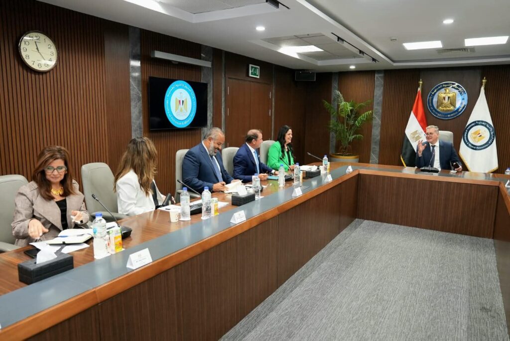 fb_img_1751960980552214117000851356805-1024x684 وزير البترول يستقبل أعضاء لجنة التعدين بغرفة التجارة الأمريكية