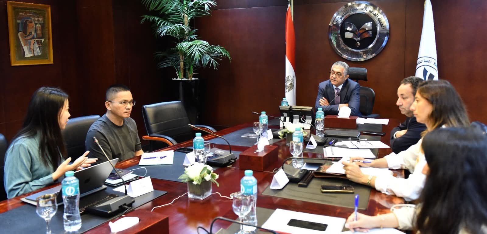 الهيئة العامة للاستثمار تبحث سُبل نقل سلاسل الإنتاج الصينية في قطاع الملابس إلى مصر