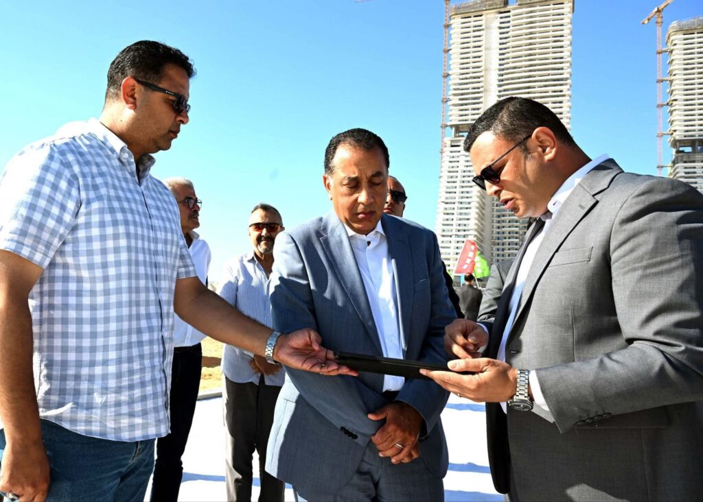 fb_img_17524226899788972862996062840775-1024x732 رئيس الوزراء يتفقد أعمال مشروعات "أبراج الداون تاون" و"داون تاون لاجون" بمدينة العلمين الجديدة