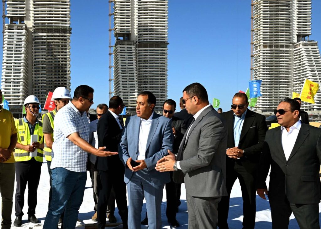 fb_img_17524226924134275822103120656406-1024x732 رئيس الوزراء يتفقد أعمال مشروعات "أبراج الداون تاون" و"داون تاون لاجون" بمدينة العلمين الجديدة
