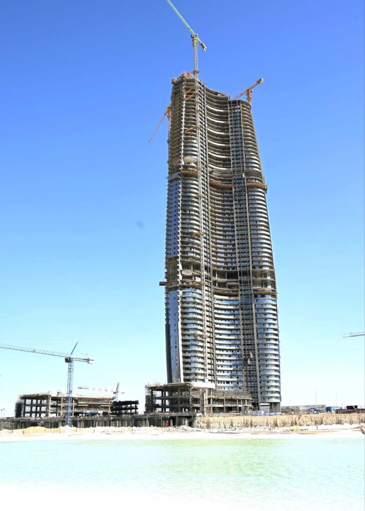 fb_img_1752422697352450847050905277207-732x1024 رئيس الوزراء يتفقد أعمال مشروعات "أبراج الداون تاون" و"داون تاون لاجون" بمدينة العلمين الجديدة