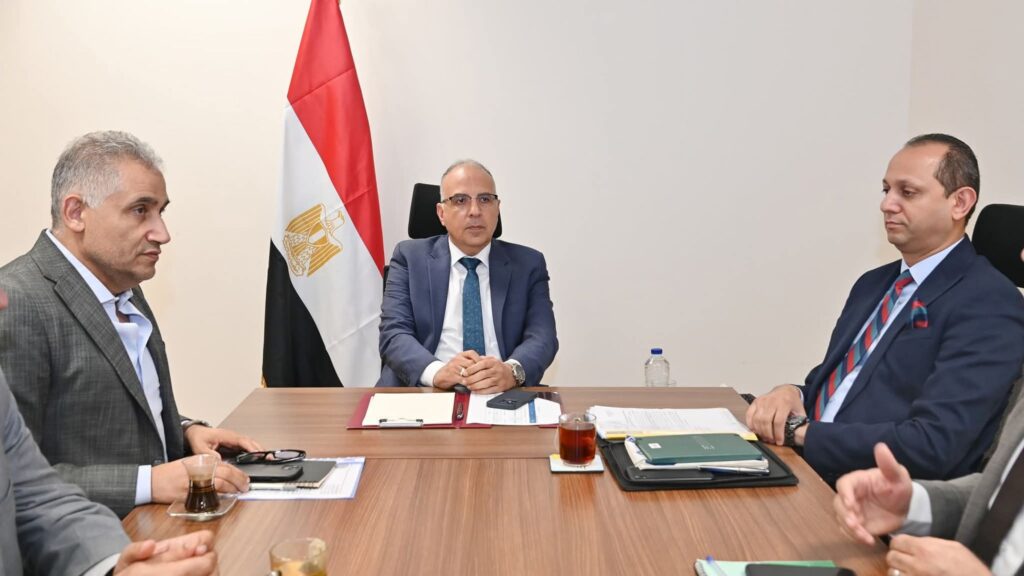 fb_img_17536011782732830142454359872299-1024x576 وزير الري يتابع أعمال إزالة الحشائش وورد النيل وإزالة التعديات على مجرى نهر النيل