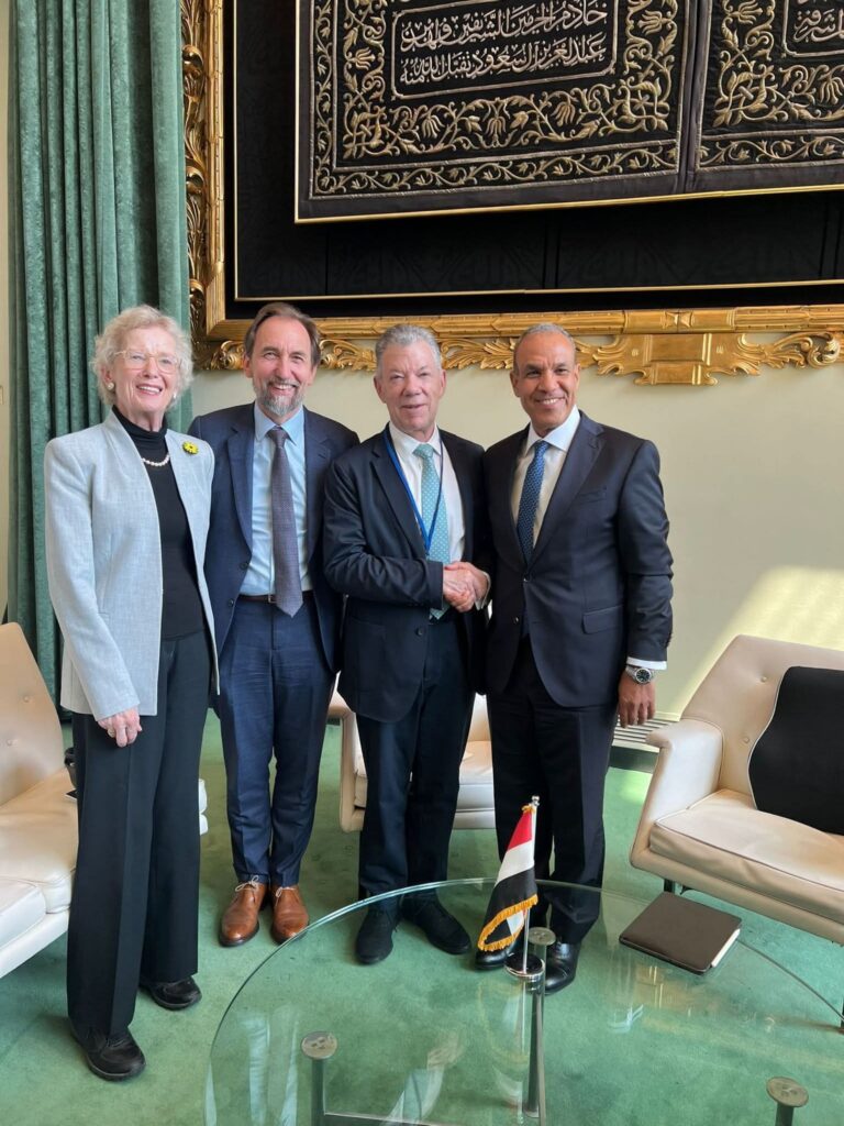 fb_img_17537773954236680636218433537004-768x1024 وزير الخارجية يلتقي بقادة مجموعة الحكماء The Elders الداعمة للسلام