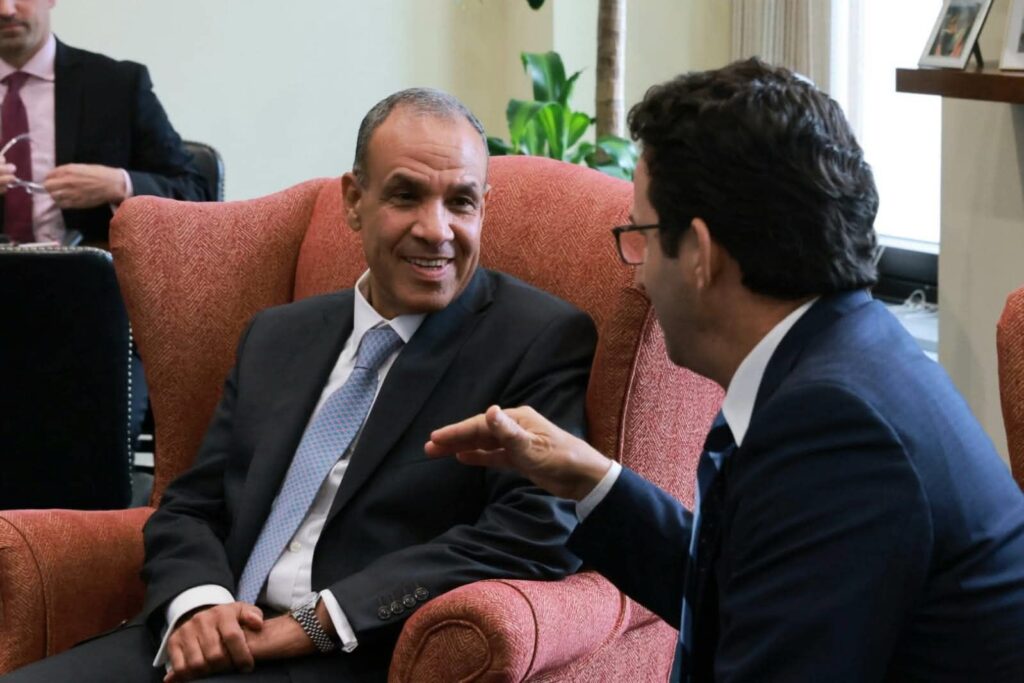 fb_img_17538578102707966175313124296734-1024x683 وزير الخارجية والهجرة يلتقي السيناتور "برايان شاتز" بمجلس الشيوخ الأمريكي