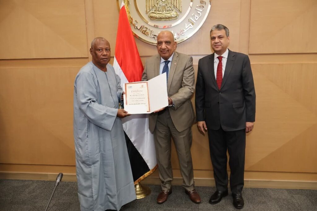fb_img_17551831948266502823499275272263-1024x682 في إطار دعم التعاون والشراكة وتبادل الخبرات مع الأشقاء في إفريقيا..وزير الكهرباء والطاقة المتجددة يشهد احتفالية تخريج عدد (25) متدربًا إفريقيًا في مجالات تطوير البنية التحتية والشبكات والطاقة الجديدة والمتجددة