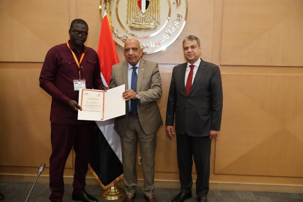 fb_img_17551831963674545735905994094467-1024x682 في إطار دعم التعاون والشراكة وتبادل الخبرات مع الأشقاء في إفريقيا..وزير الكهرباء والطاقة المتجددة يشهد احتفالية تخريج عدد (25) متدربًا إفريقيًا في مجالات تطوير البنية التحتية والشبكات والطاقة الجديدة والمتجددة