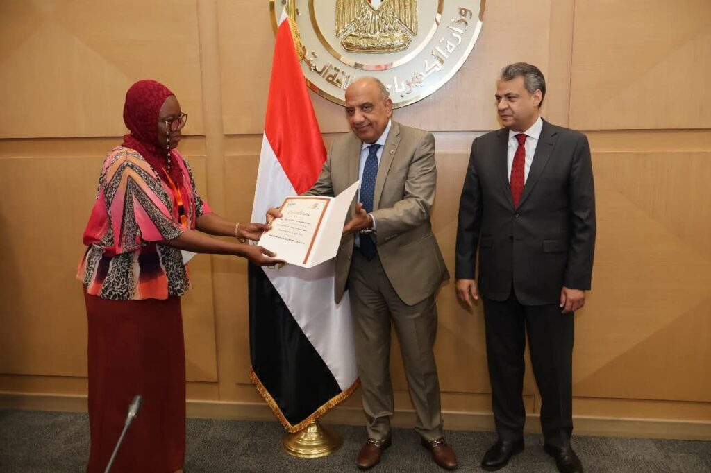 fb_img_17551831980594629429638609903894-1024x682 في إطار دعم التعاون والشراكة وتبادل الخبرات مع الأشقاء في إفريقيا..وزير الكهرباء والطاقة المتجددة يشهد احتفالية تخريج عدد (25) متدربًا إفريقيًا في مجالات تطوير البنية التحتية والشبكات والطاقة الجديدة والمتجددة