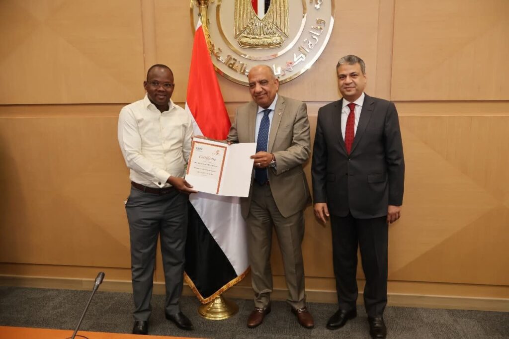 fb_img_17551831998211873379080916631962-1024x682 في إطار دعم التعاون والشراكة وتبادل الخبرات مع الأشقاء في إفريقيا..وزير الكهرباء والطاقة المتجددة يشهد احتفالية تخريج عدد (25) متدربًا إفريقيًا في مجالات تطوير البنية التحتية والشبكات والطاقة الجديدة والمتجددة