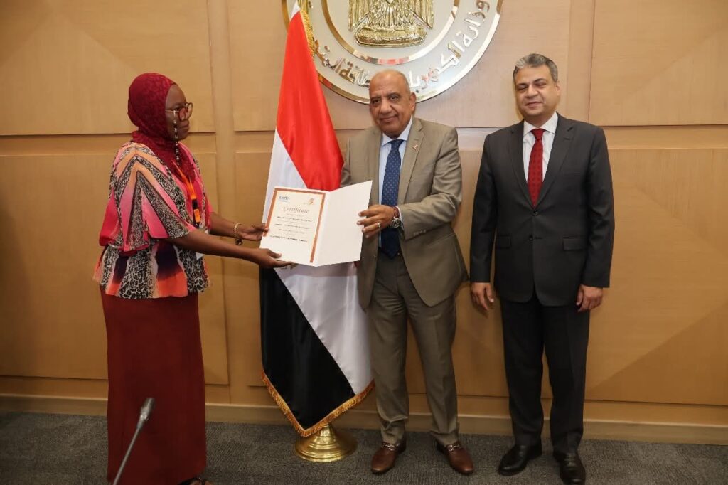 fb_img_17551832014403966834957800311302-1024x682 في إطار دعم التعاون والشراكة وتبادل الخبرات مع الأشقاء في إفريقيا..وزير الكهرباء والطاقة المتجددة يشهد احتفالية تخريج عدد (25) متدربًا إفريقيًا في مجالات تطوير البنية التحتية والشبكات والطاقة الجديدة والمتجددة