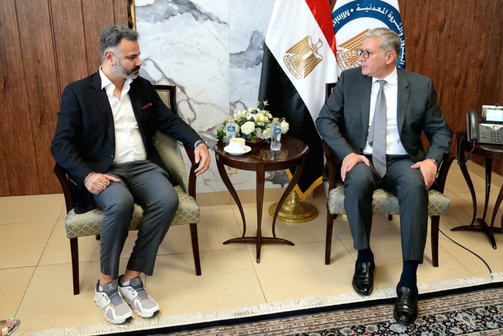 fb_img_17552651913757379971512172875487-1024x684 وزير البترول والثروة المعدنية يلتقي رئيس مجلس الإدارة والرئيس التنفيذي لشركة IRH الإماراتية لبحث آفاق التعاون في مجالات التمويل والتعدين