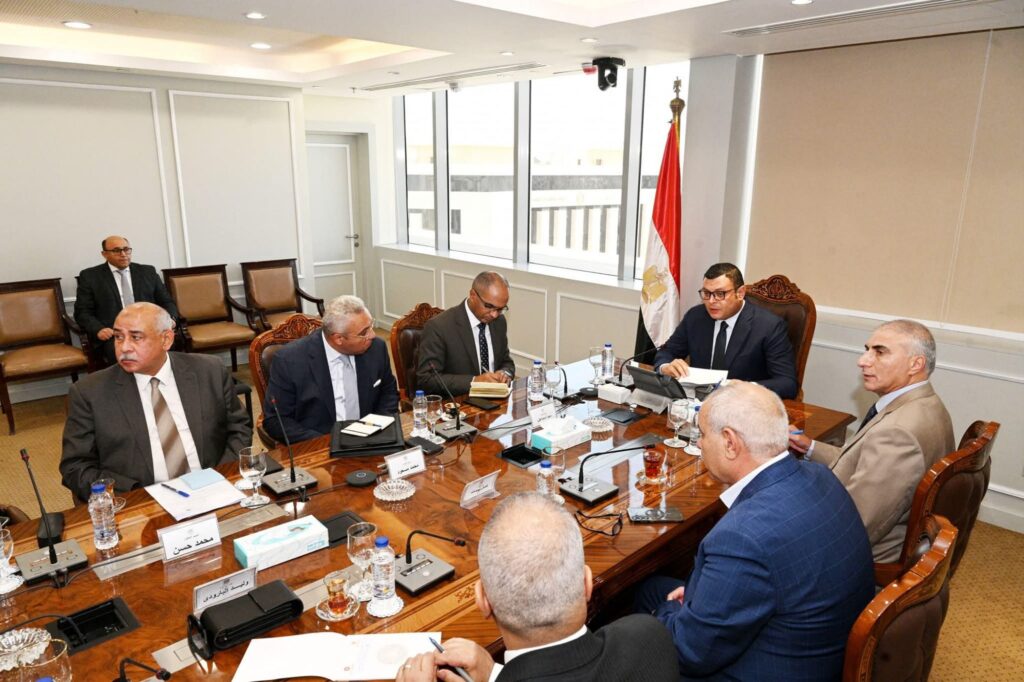 fb_img_17555221812545827237010256506492-1024x682 وزير الإسكان يعقد اجتماعًا موسعًا مع رؤساء وممثلي الجهات التابعة للوزارة ويصدر حزمة من التوجيهات لتأمين المنشآت وتعزيز السلامة والصحة المهنية