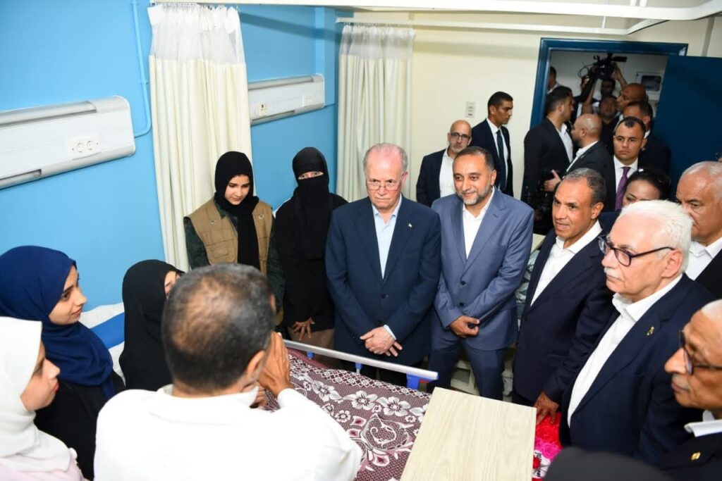 fb_img_17555375143928800620066307787505-1024x683 وزير الخارجية يرافق رئيس الوزراء الفلسطيني لزيارة الجرحى الفلسطينيين بمستشفى العريش العام