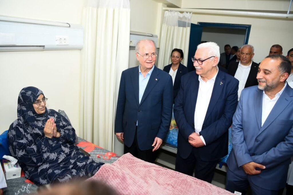 fb_img_17555375170688172698371389251049-1024x683 وزير الخارجية يرافق رئيس الوزراء الفلسطيني لزيارة الجرحى الفلسطينيين بمستشفى العريش العام