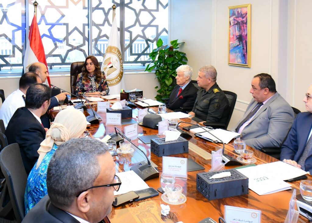 fb_img_1755594329146662330973019179481-1024x732 بعد توليها مهام وزير البيئة:- د. منال عوض وزيرة التنمية المحلية والقائم بأعمال وزير البيئة تترأس أول إجتماع لمجلس إدارة تنظيم إدارة المخلفات