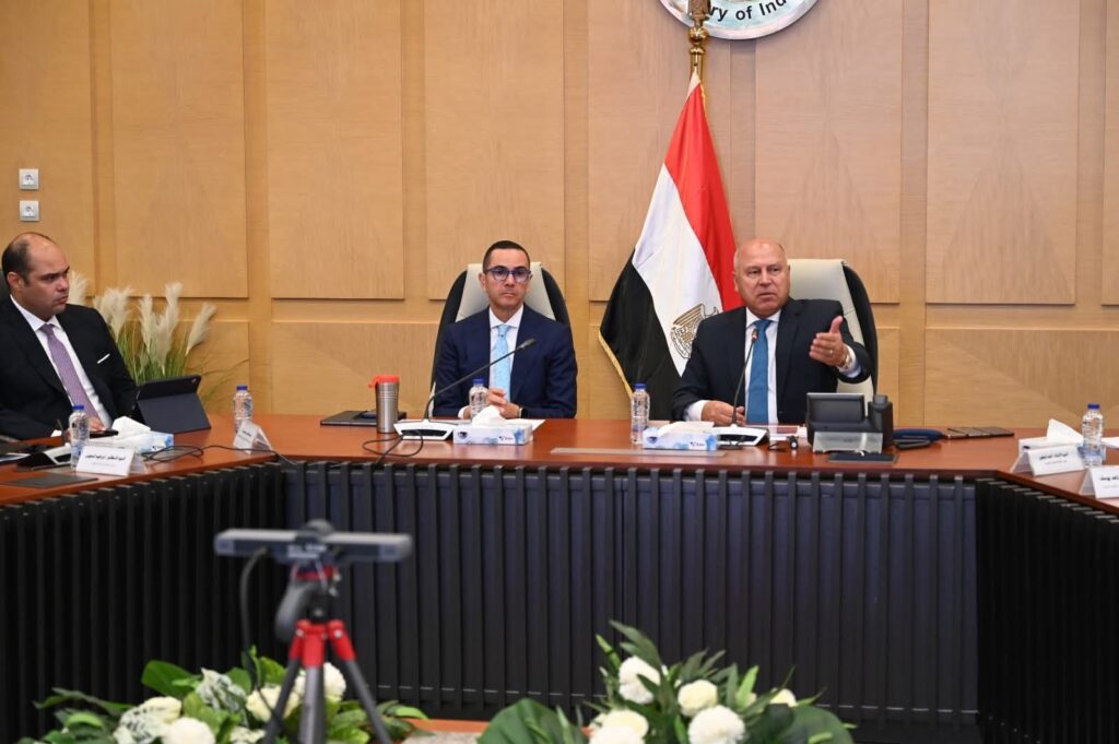 fb_img_17555959267654345650580059146457-1024x681 وزير الصناعة والنقل يبحث مع مصنعي الأسمنت حجم الإنتاج بالمصانع ومدى الانخفاض في أسعار الأسمنت خلال الفترة الماضية