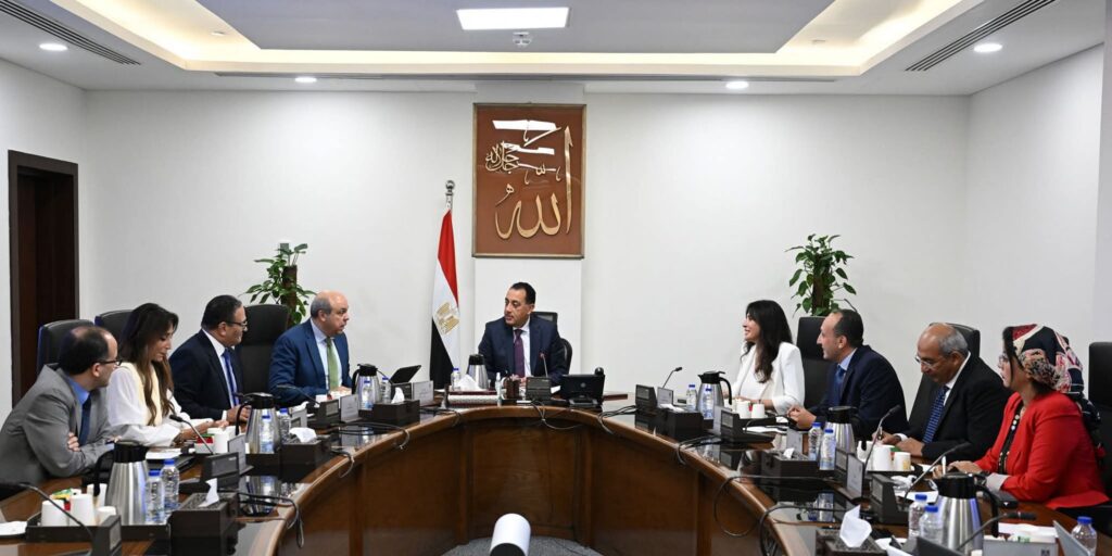fb_img_17561060438692843572650436361234-1024x512 رئيس الوزراء يتابع الموقف التنفيذي لمشروع "مبنى 4" بمطار القاهرة الدولي