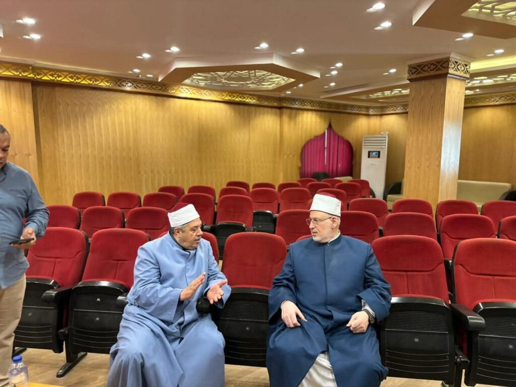 fb_img_17561181173003572259269476167906-1024x768 وكيل الأزهر ورئيس قطاع المعاهد يتابعان غرفة عمليات امتحانات الثانوية الأزهرية بالدور الثاني*