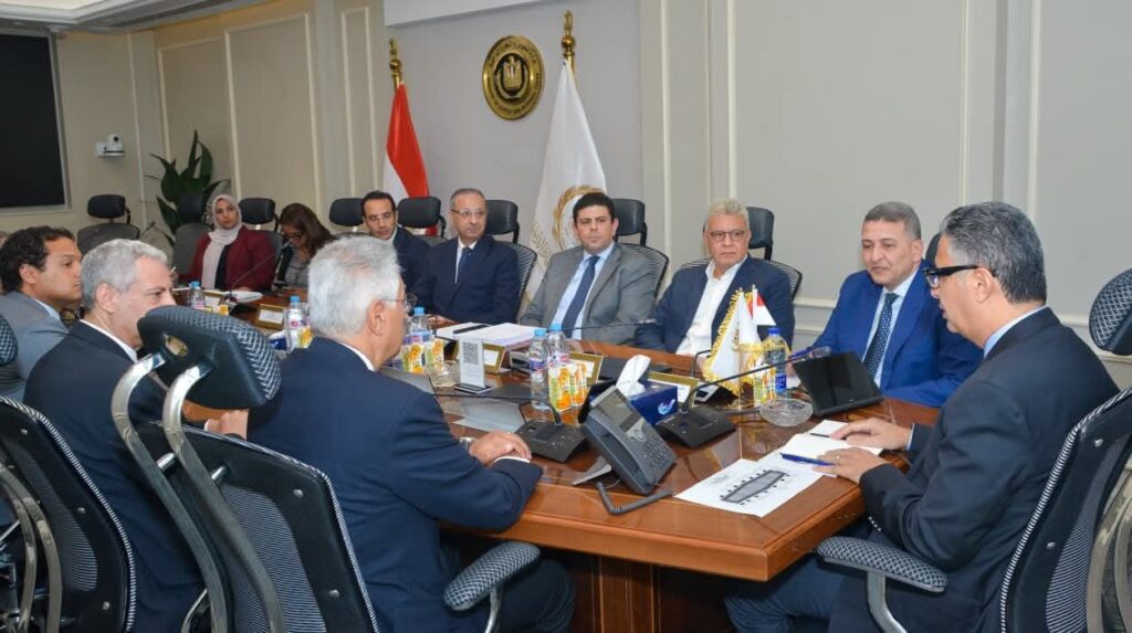 fb_img_17561187101142722888071902774417-1024x573 وزير التموين والتجارة الداخلية يجتمع مع رئيس مجموعة سامكريت لمتابعة الموقف التنفيذي للمستودع الاستراتيجي بالسويس